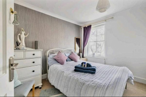 The Mews - less than 1km to City Centre - Stadium - Castle - 10 min walk